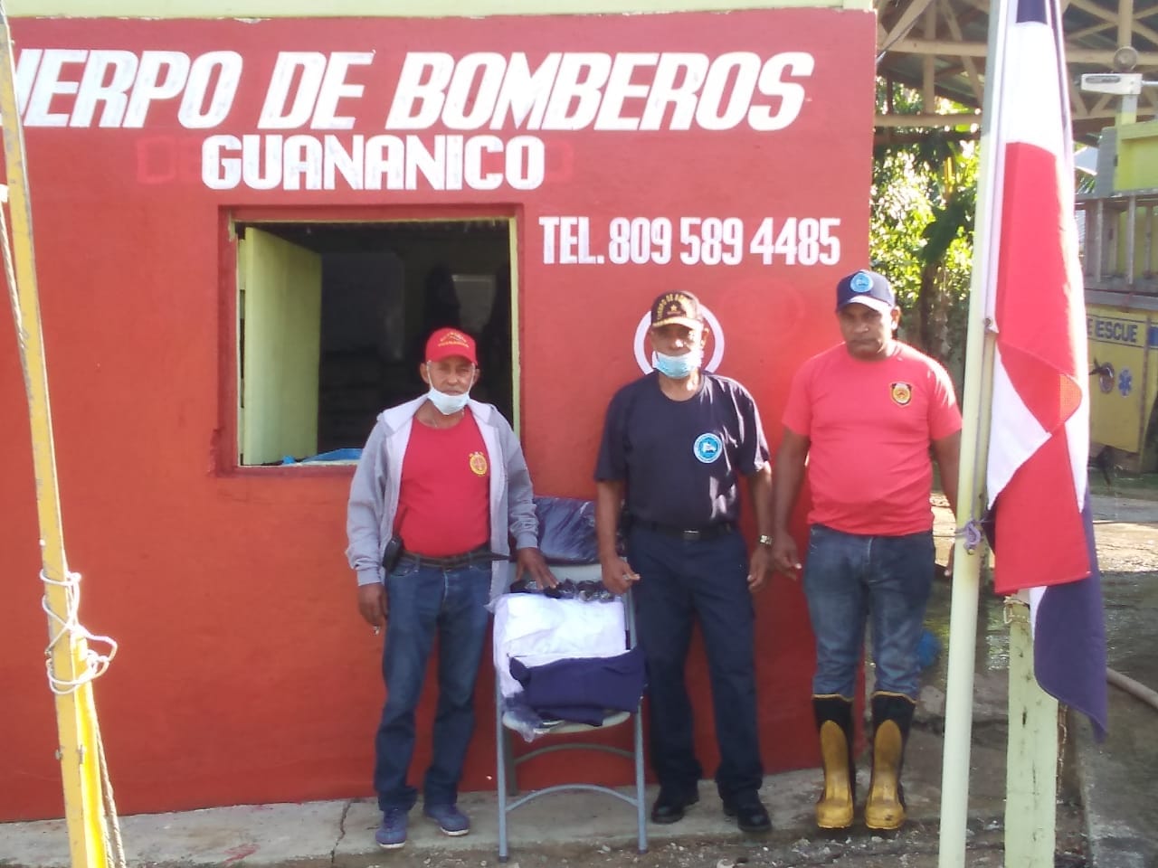 Cuerpo de bomberos del municipio de Guananico, recibió una donación de nuevos uniformes