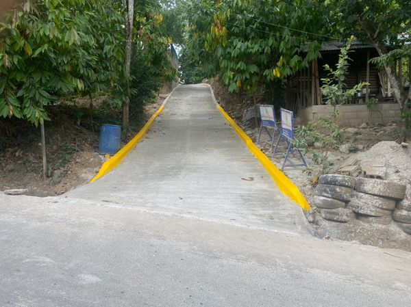 Finalización de la construcción de pavimento rígido en la calle Juan de Jesús Francisco, Agua Larga.