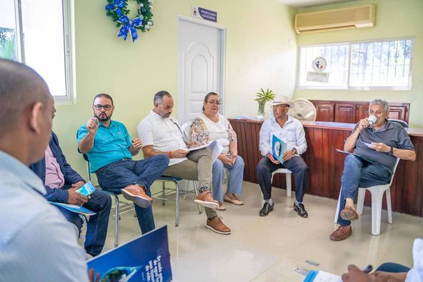 El Director General de CORAAPPLATA, Oliver Nazario Brugal, encabezó en Guananico un encuentro con alcaldes y directores de juntas distritales en la parte Oeste de la provincia con la finalidad de trabajar en conjunto para eficientizar la cobranza de arbitrios.