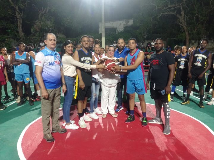 Dedican Primer Torneo de Baloncesto Interbarrial Alcaldesa de Guananico