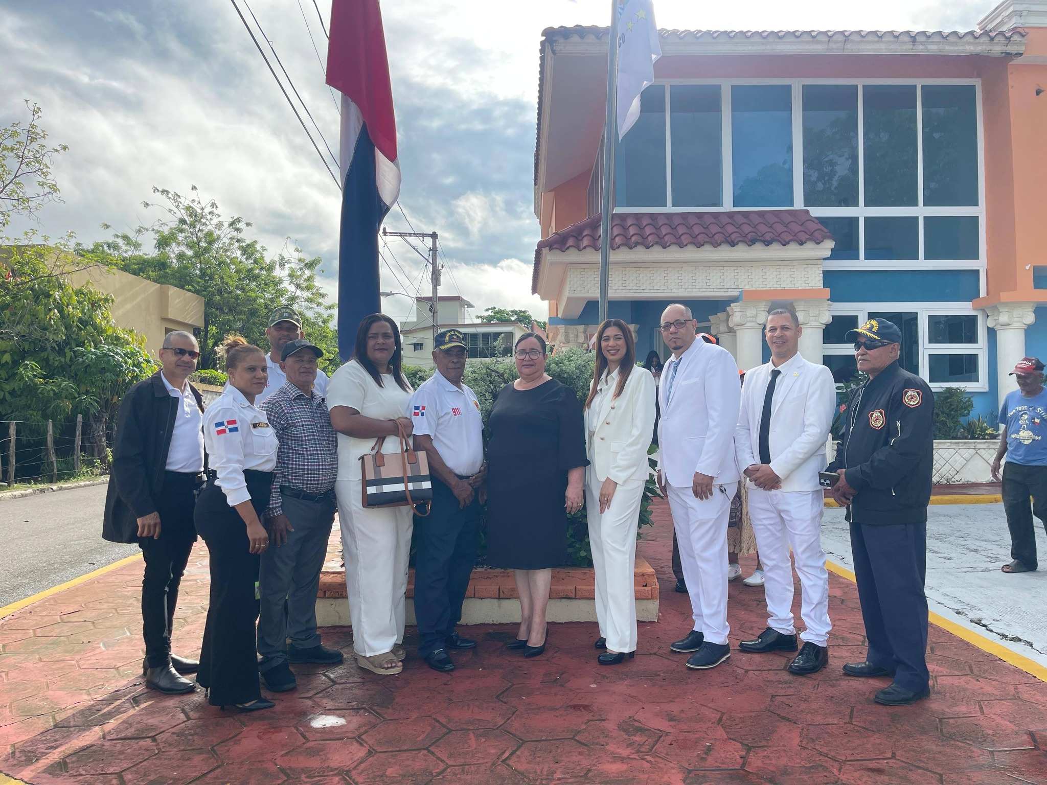 El Ayuntamiento Municipal inicia el acto de rendición de cuentas izando la bandera nacional y entonando el himno nacional.