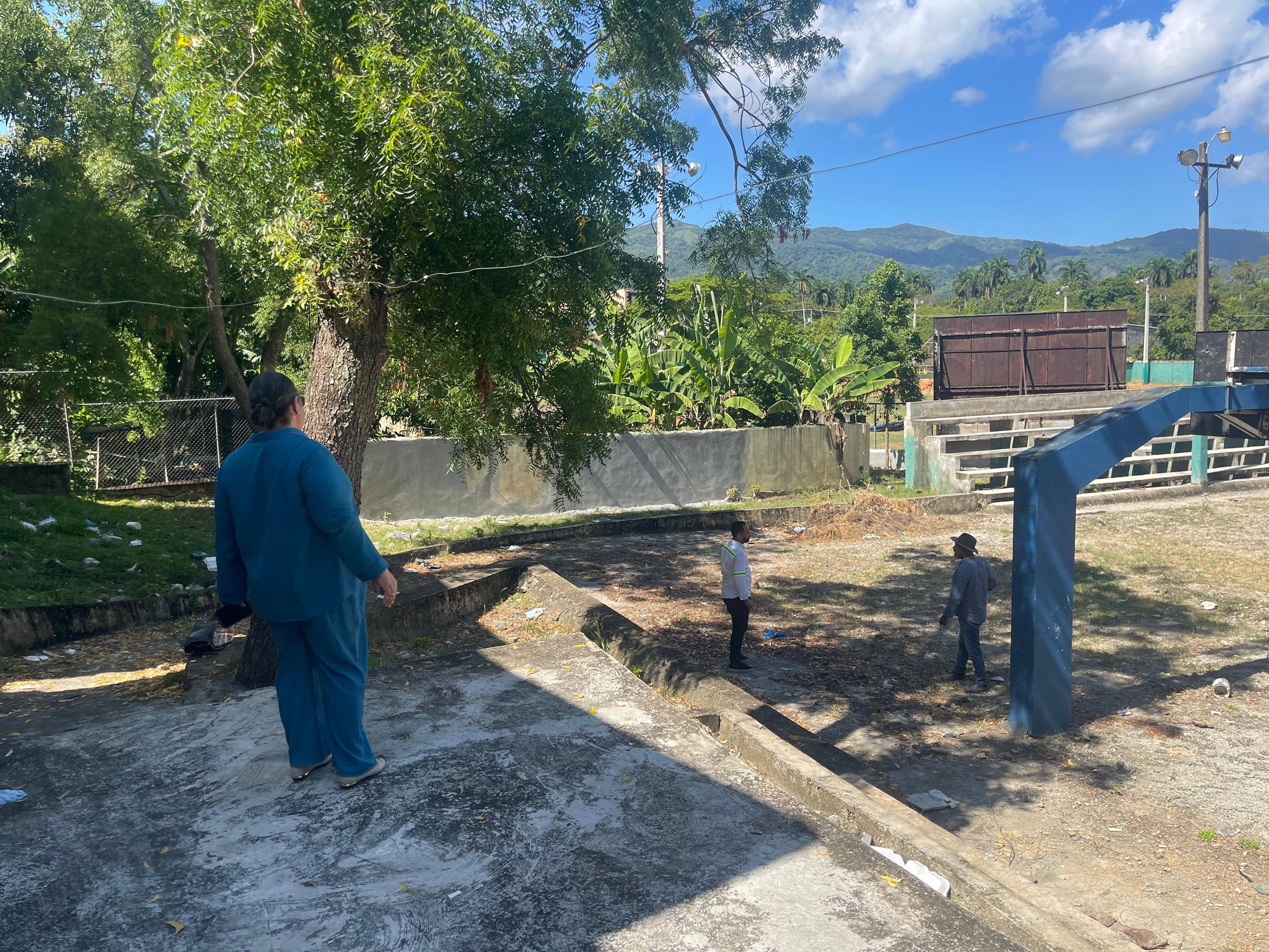 Avanzan trabajos en la Cancha Municipal de Guananico