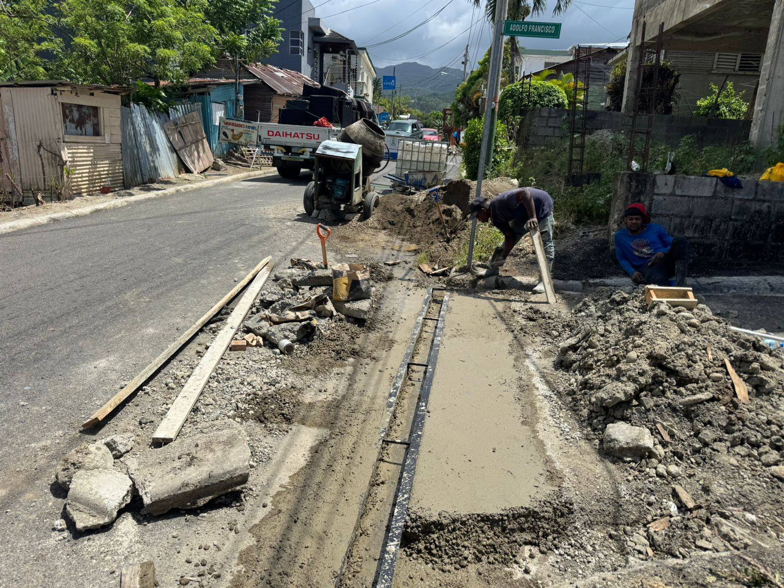 Ayuntamiento construye tres badenes en beneficio de comunidades de Guananico