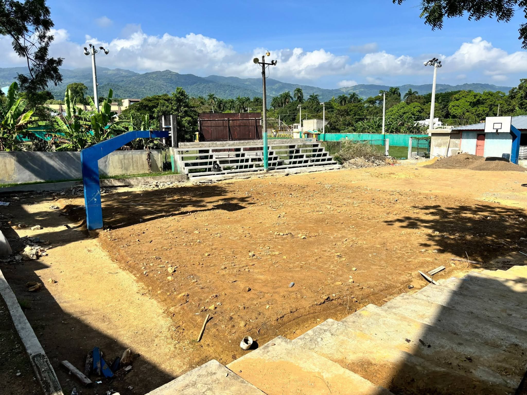 Avanzan trabajos en la Cancha Municipal de Guananico