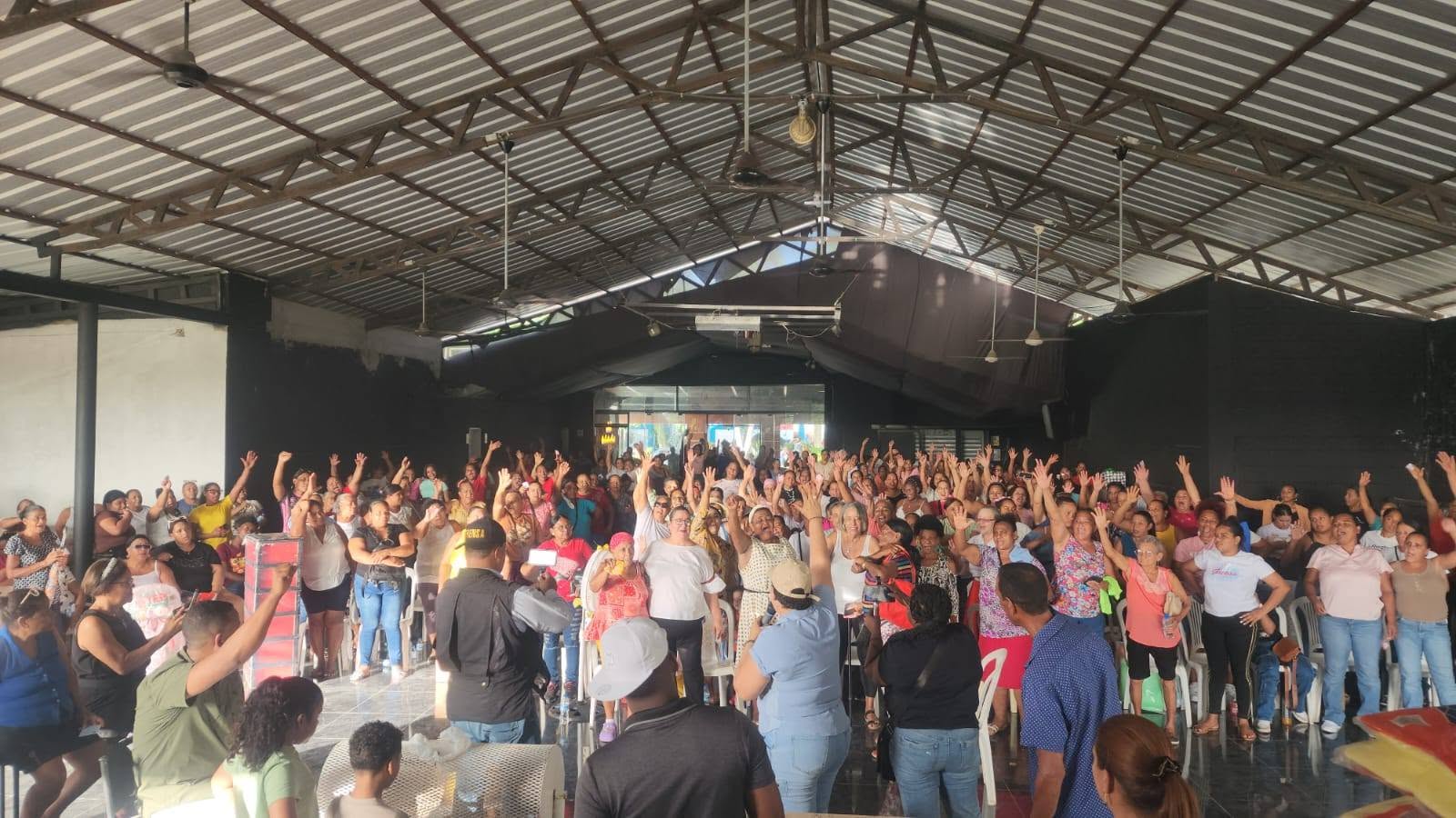 Alcaldía celebra encuentro y rifa por el Día de las Madres